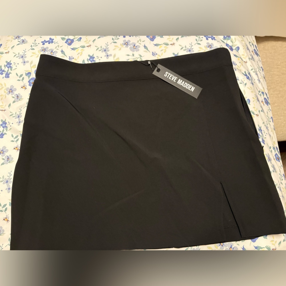 Cameron Mini Skirt in Black
Steve Madden
